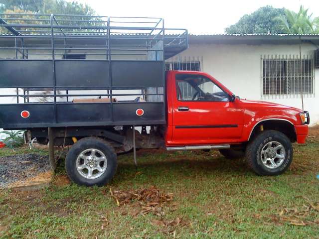 Vendo Pick Up Toyoya Hilux Con Vagon De Cargar Ganado En 12500 Neg Excelnt En David Autos 1835